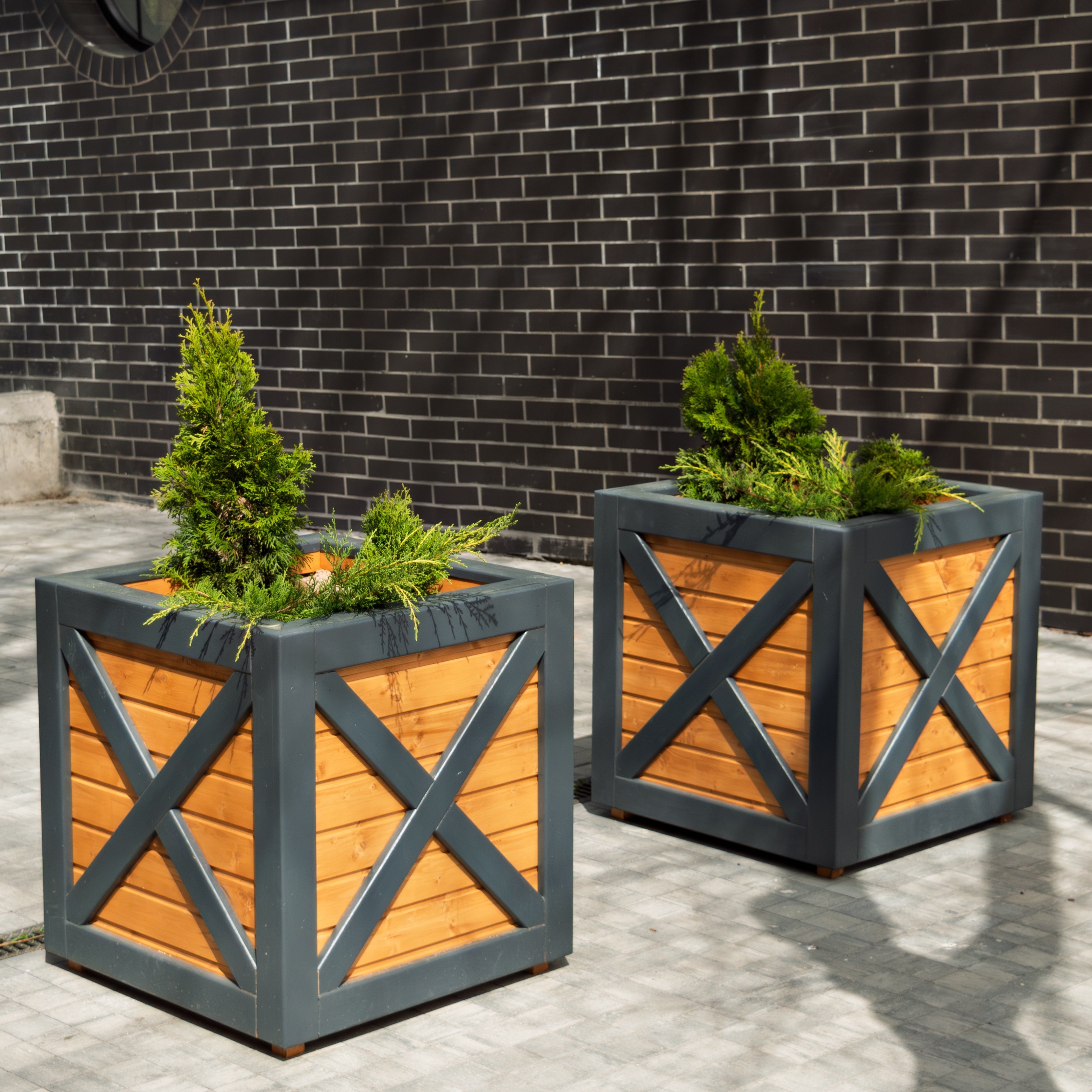 Assorted outdoor and indoor pots and planters in multiple sizes with drainage options